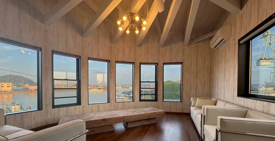 海が見えるリビングルーム